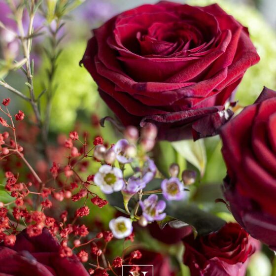 Bouquet de fleurs champêtre rouge