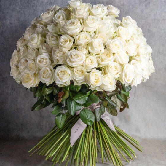 Un bouquet de roses blanches