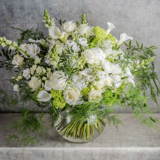 Un bouquet champêtre de fleurs de saisons blanches confectionné par le fleuriste Narmino à Monaco