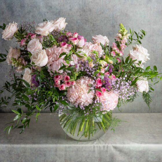 Un bouquet champêtre de fleurs de saisons roses confectionné par le fleuriste Narmino à Monaco