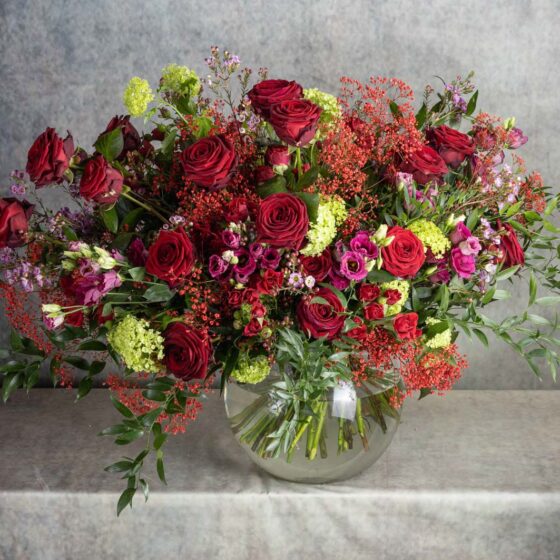 Un bouquet champêtre de fleurs de saisons rouges