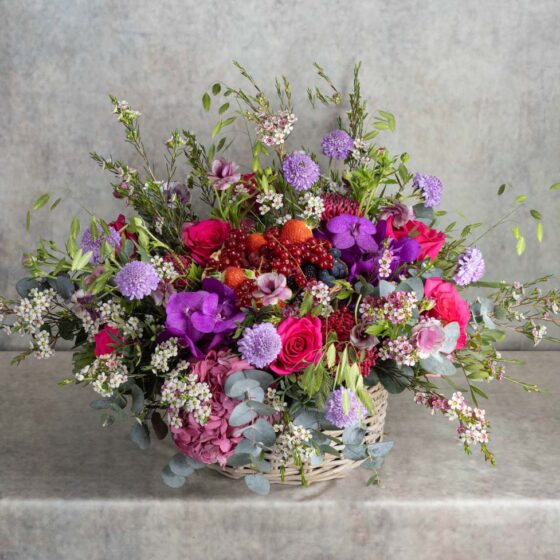 Un panier de fleurs de saisons colorées